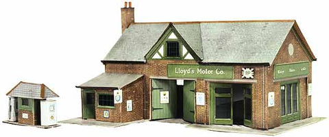 SQB32  Country Garage with Petrol Pump OO scale